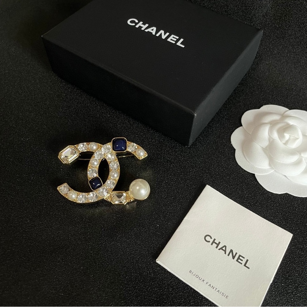 CHANEL Gold and Blue Pearl Brooch - Picture 2 of 7